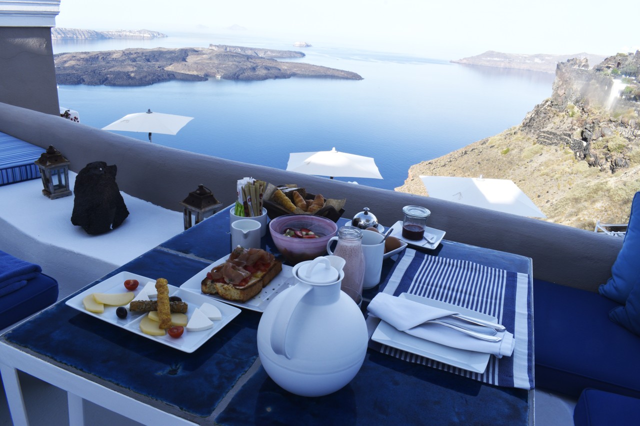 Iconic Santorini - breakfast with a view